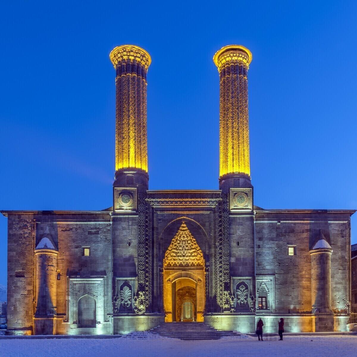 İzmir Çıkışlı Uçaklı Ve Konaklamalı Yılbaşı Özel 3 Gece 4 Gün Doğu Ekspresi Van-Kars Turu. Üstelik Kafkas Gecesi Dahil