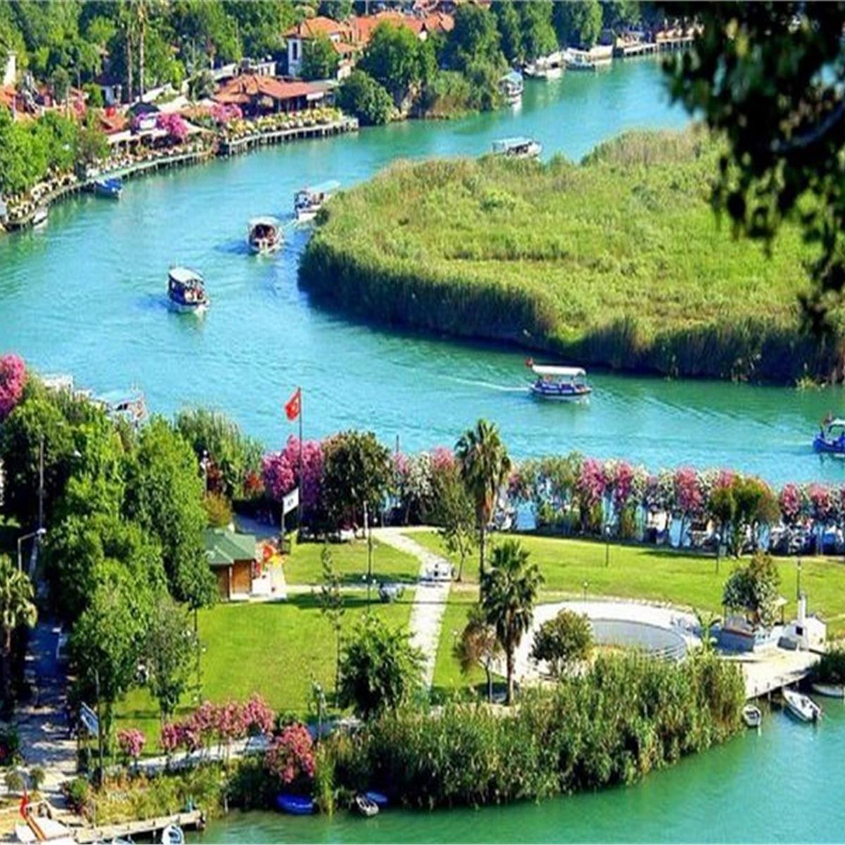 dalyan salıklar arasında giden tekne