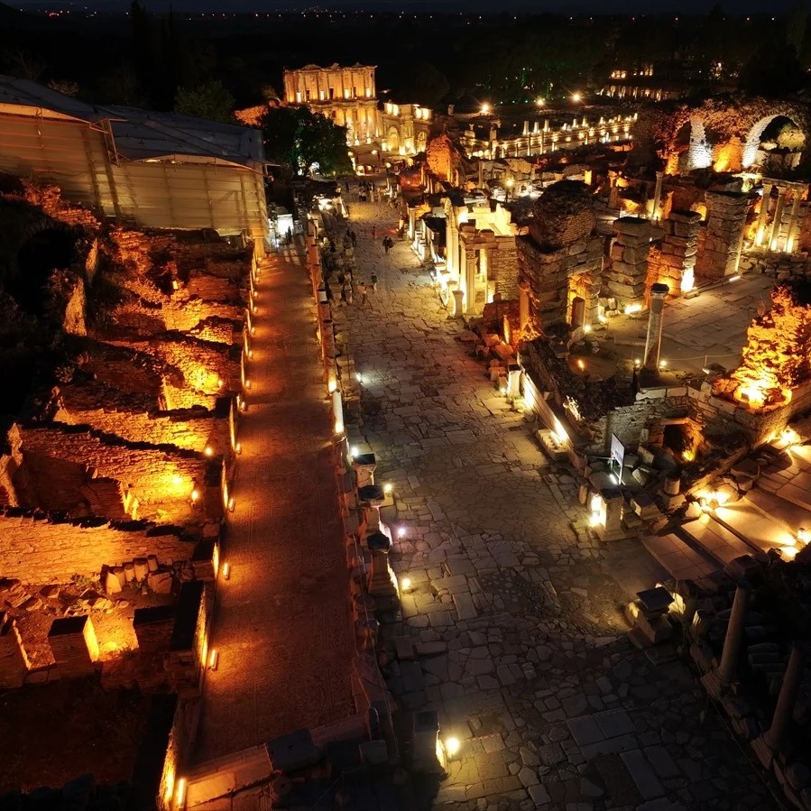 İzmir çıkışlı günübirlik büyülü gece efes antik kenti turu 2