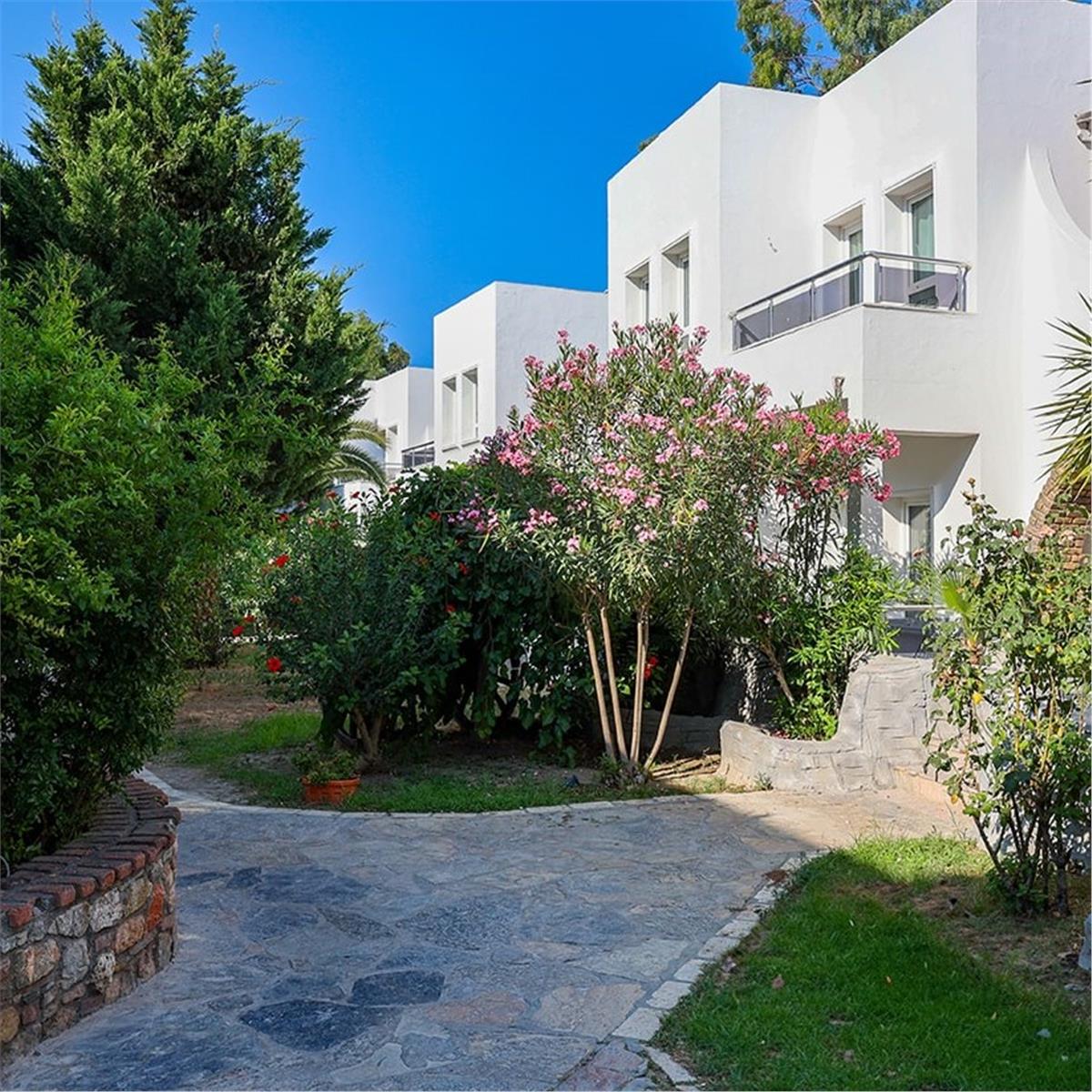 2 GECE 3 GÜN SAPPHIRE BEACH CLUB HOTEL KONAKLAMALI BODRUM TATILI ÜSTELIK GECE CLUBINDA YILBAŞI PARTISI DAHIL