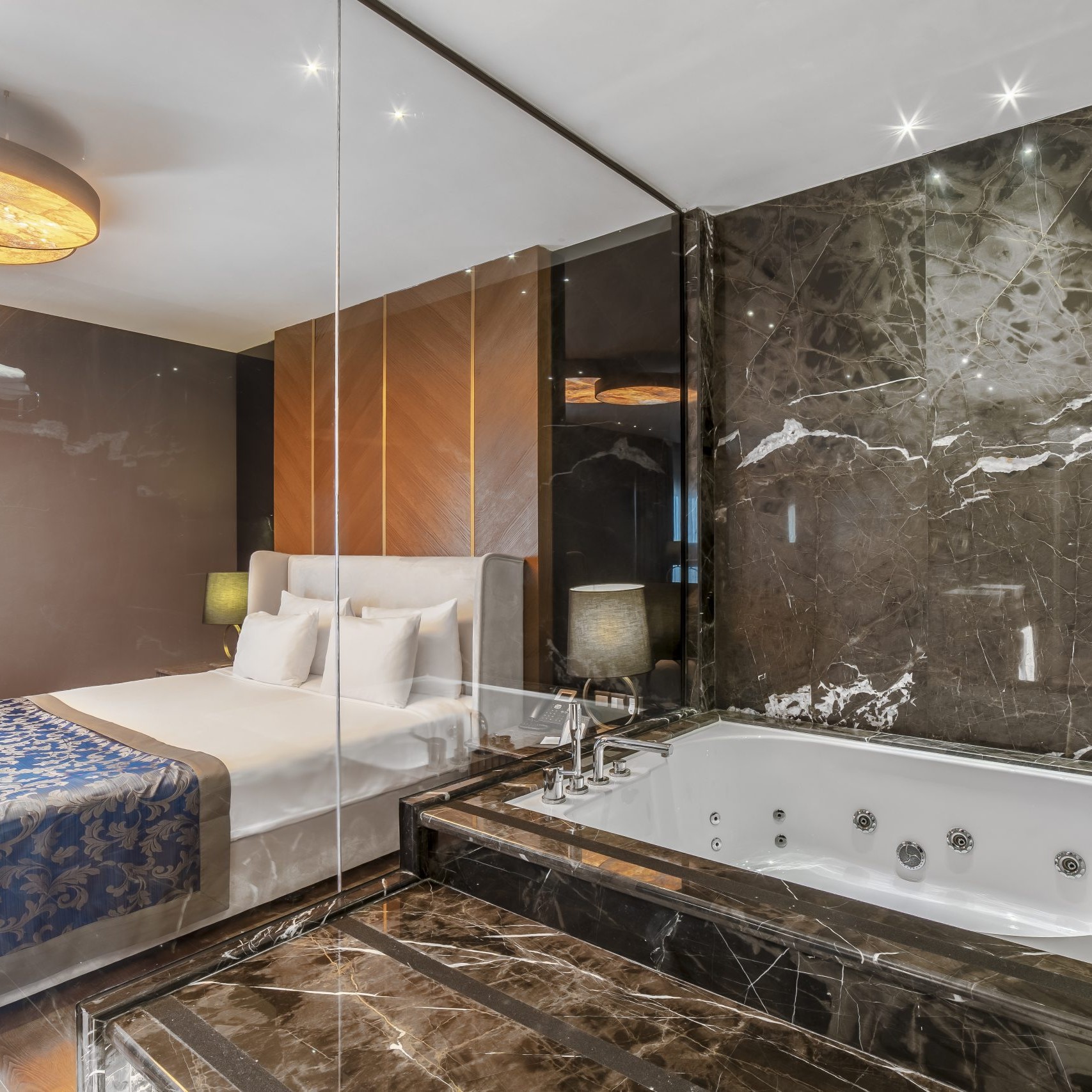 İzmir'den Uçak İle Hareketli 2 Gece Ve 3 Gece Lord's Palace Hotel Konaklama Seçenekleri İle Kıbrıs Turu