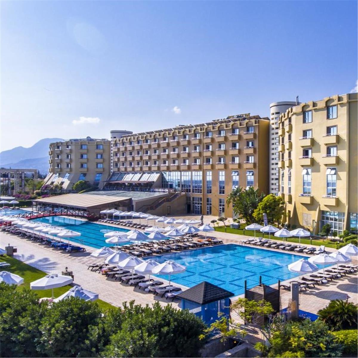 GIRNE MERIT PARK HOTEL'DE ÖZCAN DENIZ YILBAŞI GALA
