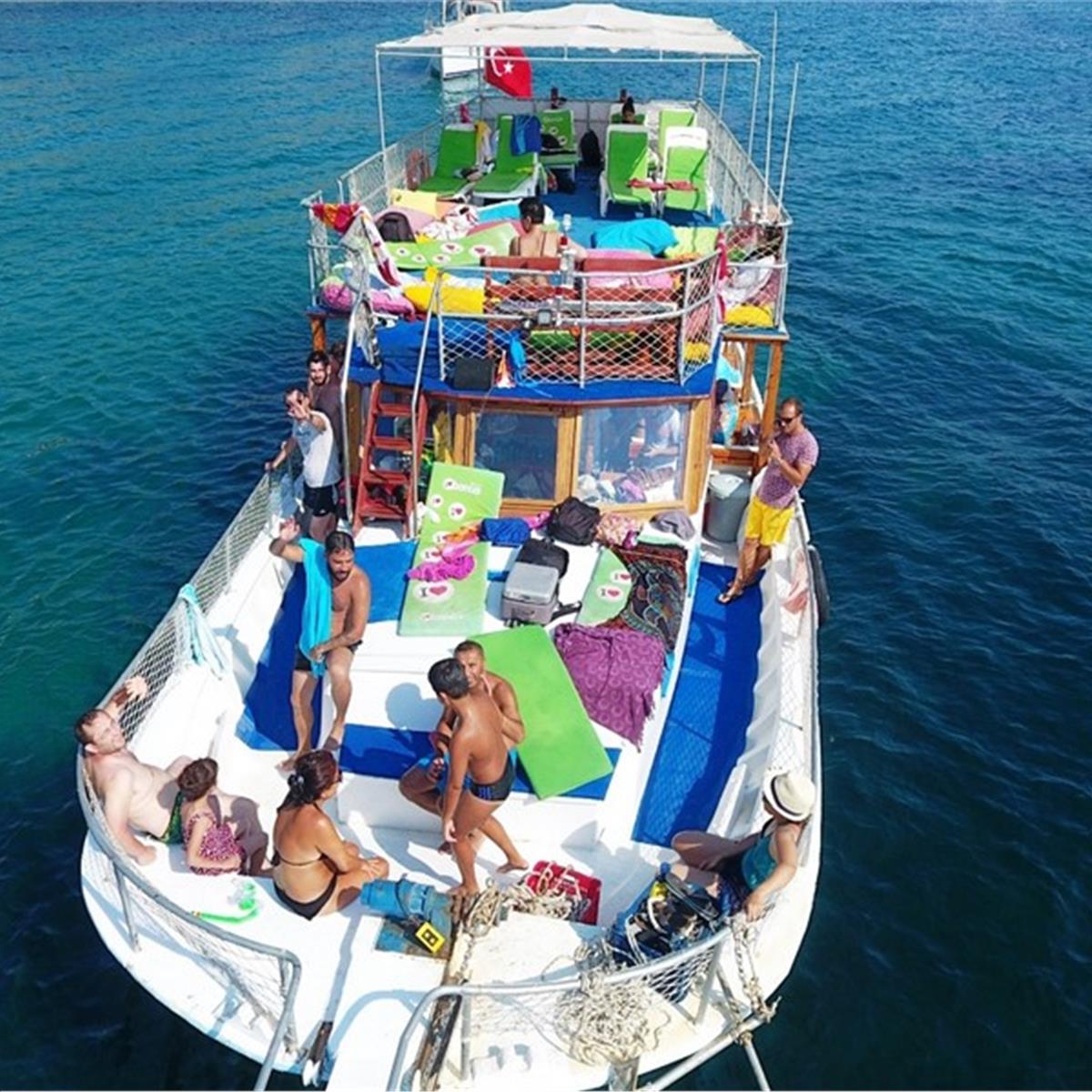 Foça tekne turu tekne ön görünüş