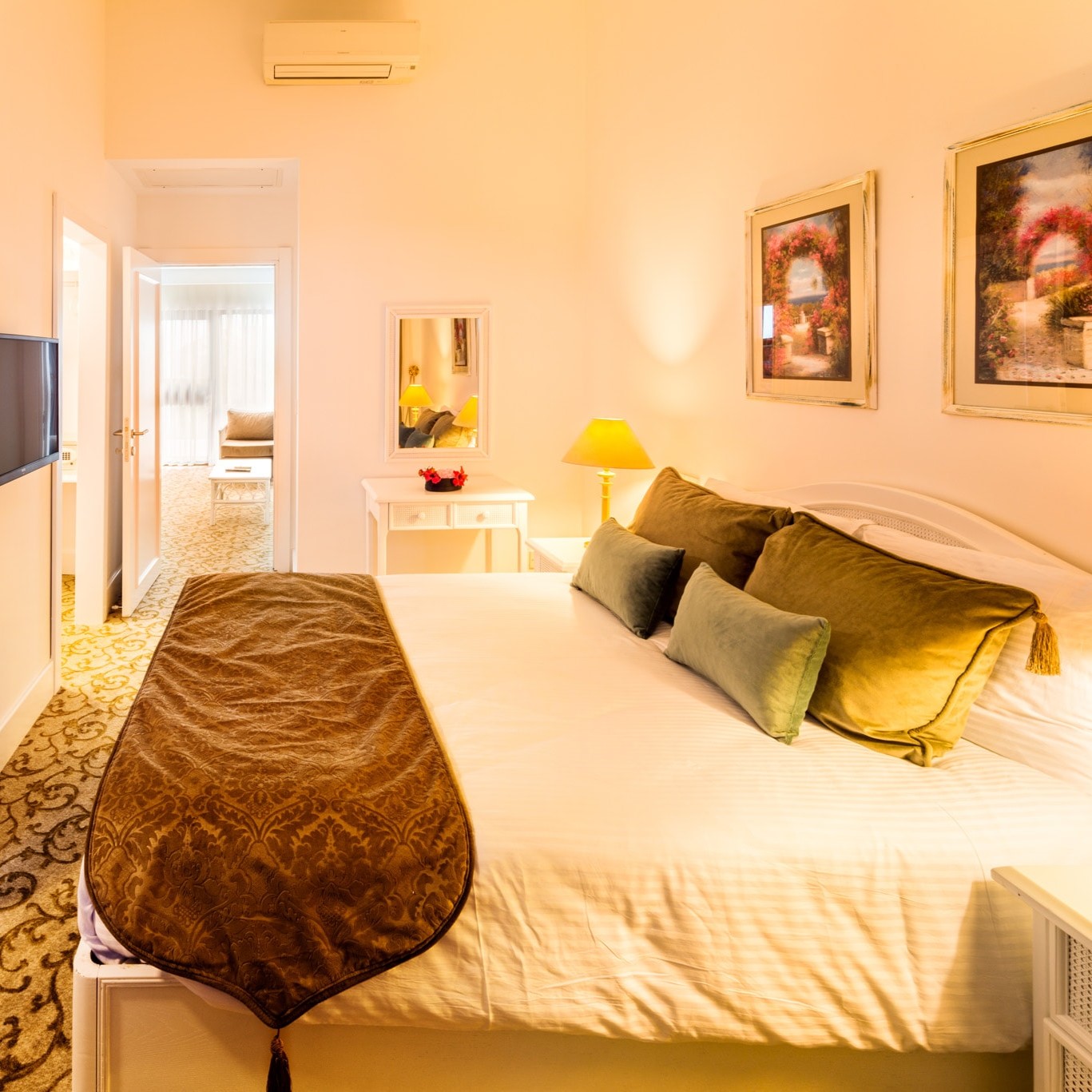 İzmir'den Uçak İle Hareketli 3 Gece 4 Gün 4 Yıldızlı Olive Tree Hotel Konaklamalı Kıbrıs Turu
