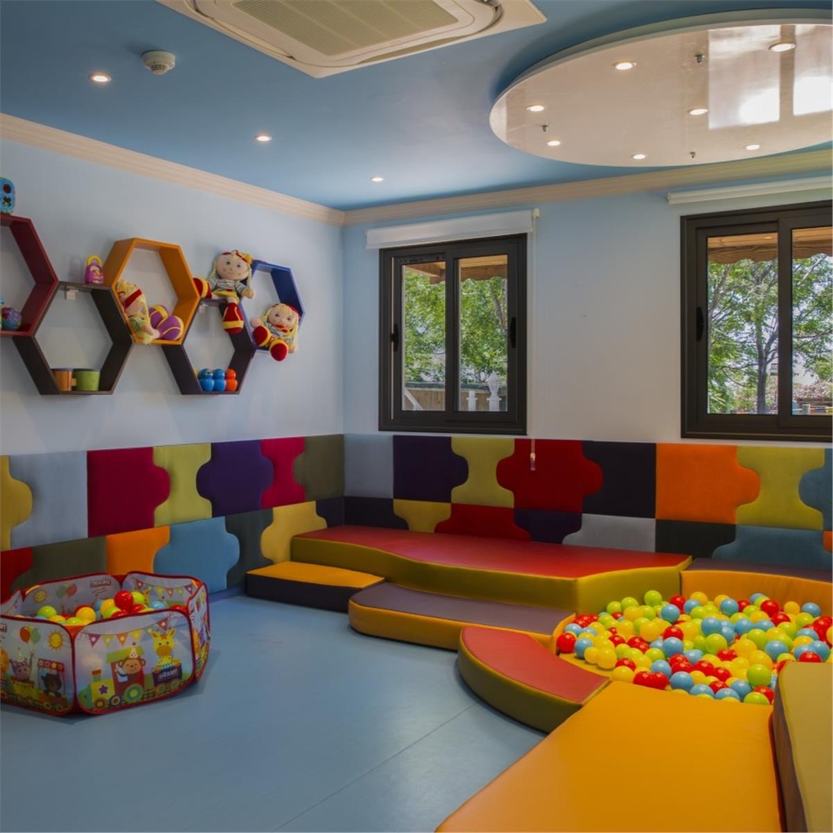 GIRNE MERIT PARK HOTEL'DE ÖZCAN DENIZ YILBAŞI GALA