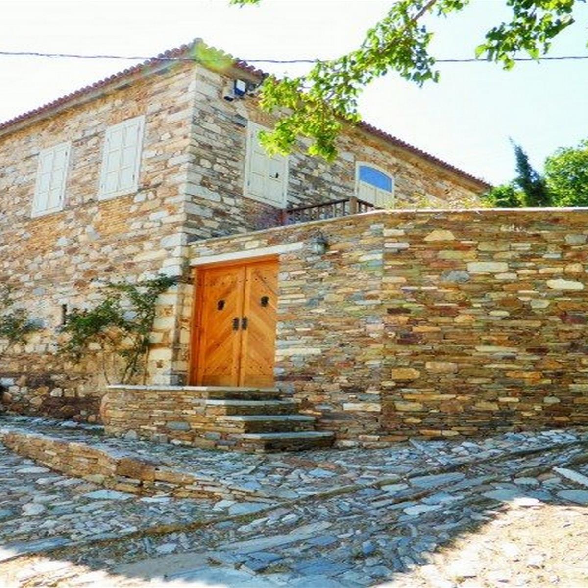 Domatia Köyü köy evi manzarası