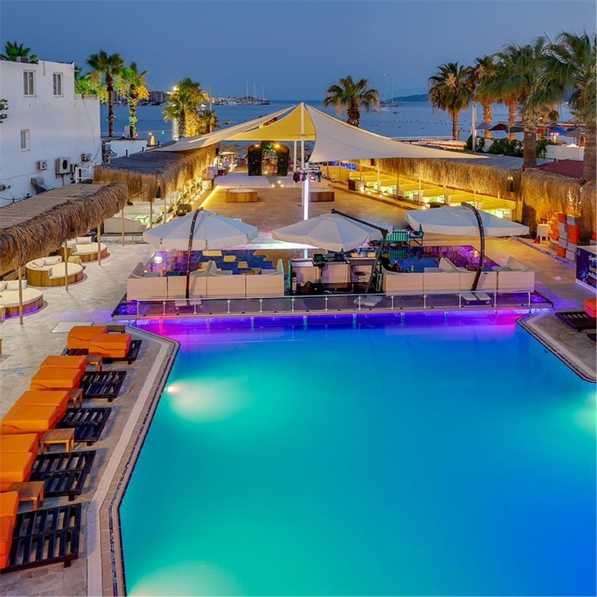 2 GECE 3 GÜN SAPPHIRE BEACH CLUB HOTEL KONAKLAMALI BODRUM TATILI ÜSTELIK GECE CLUBINDA YILBAŞI PARTISI DAHIL