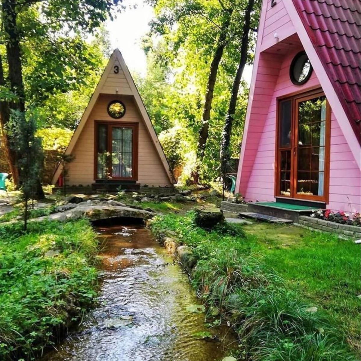 Hobbit evleri ve dere