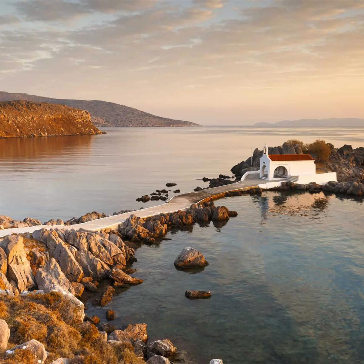 Çeşme Kalkışlı Günübirlik Feribot Bileti Ve Güney Ada veya Kuzey Ada Seçenekli Sakız Adası Turu. Üstelik İzmir'den Servis Seçenekli