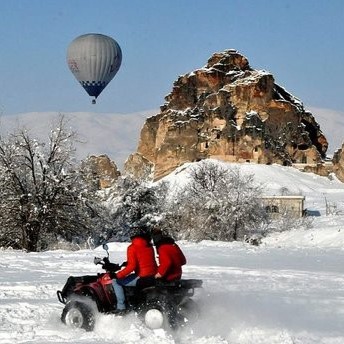İzmir Çıkışlı 2025 Yılbaşı Özel 1 gece 2 gün Konaklamalı Kapadokya Turu. Üstelik Limitsiz İçecekli Yılbaşı Gala Yemeği