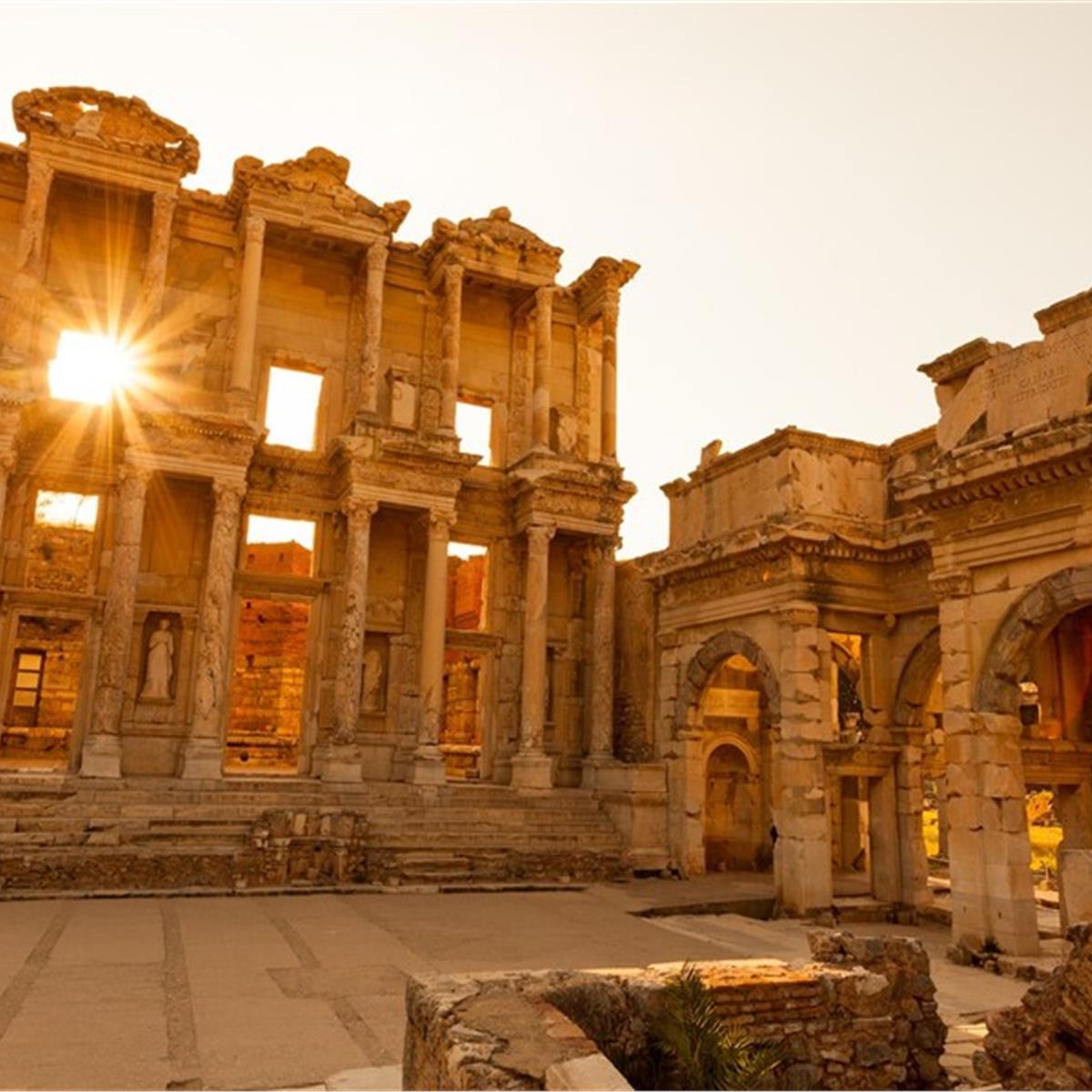 İzmir Çıkışlı 1 gece 2 gün Efes Harabeleri, Pamukkale Travertenler, Afrodisias ve Hierapolis Antik Kenti ile Antik Rotalar Turu.