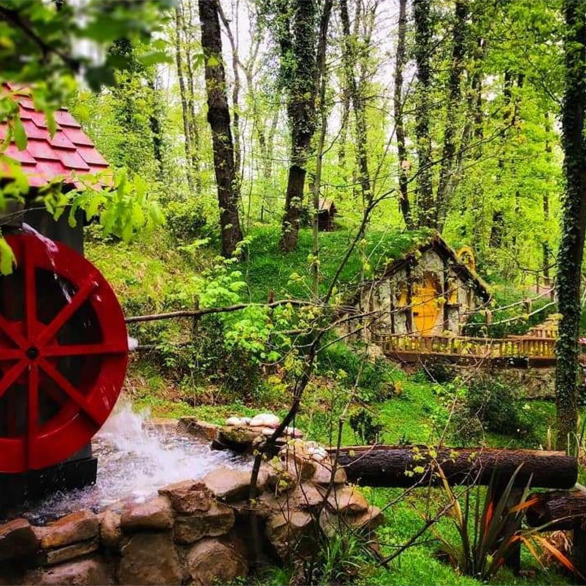 Maşukiye hobbit evleri değirmen ile genel görünüm