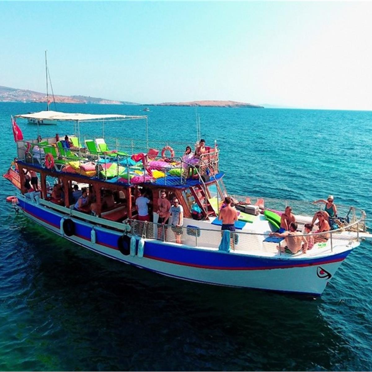 foça tekne turu tekne denizde fotoğraf
