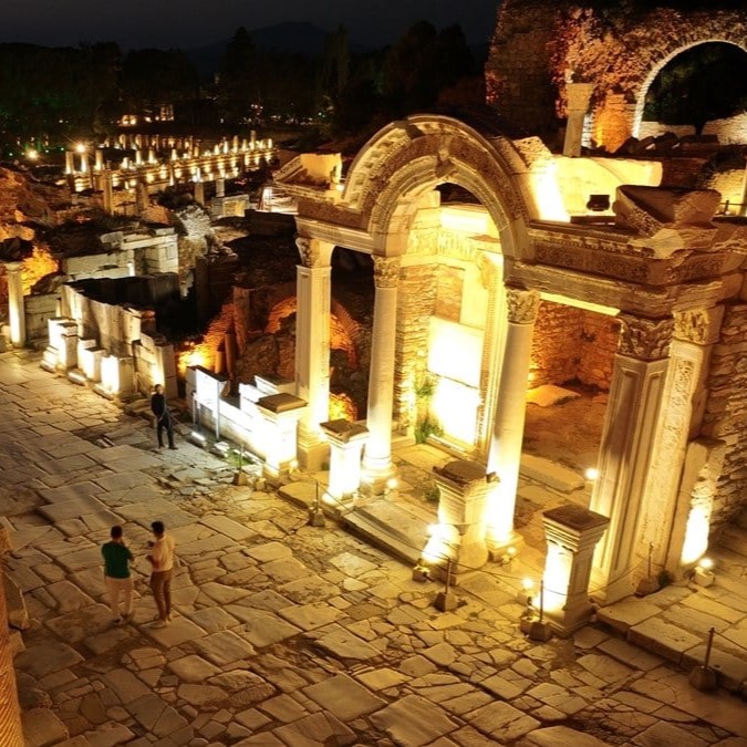 İzmir çıkışlı günübirlik büyülü gece efes antik kenti turu 3